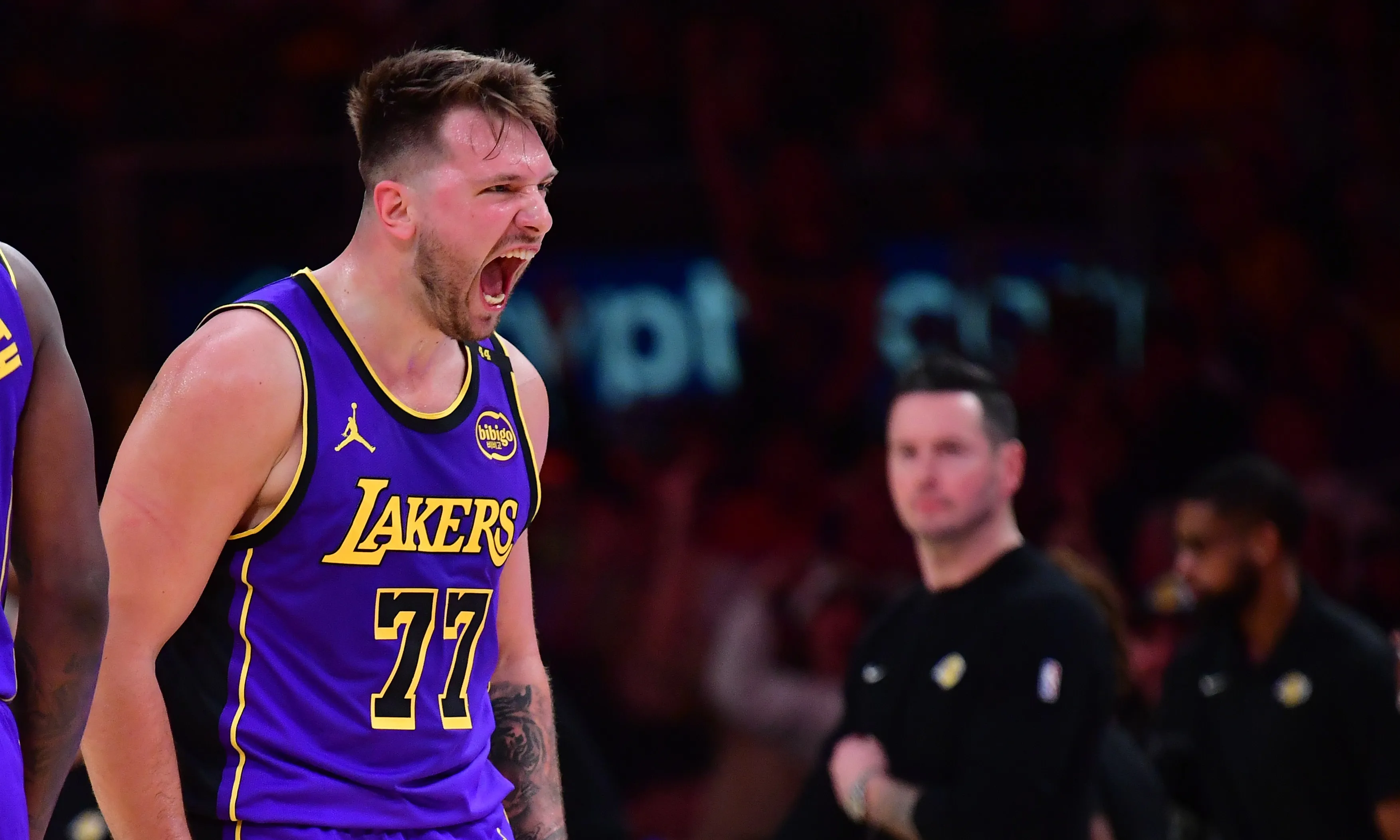 南宫体育-东契奇重要时刻出色发挥，公牛带队取胜！比赛高潮迭起(东契奇助攻新高)